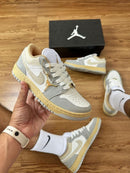 Tênis Air Jordan 1 Low - Branco/Cinza/Dourado